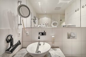 ADELANTE Boutique Hotel