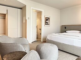 ADELANTE Boutique Hotel