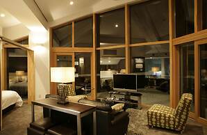 The Ridge Hotel & Apartments