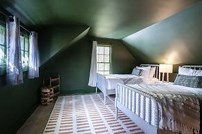 Riverhouse by Weekender (Formerly Jack Daniels Inn)