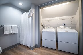 Riverhouse by Weekender (Formerly Jack Daniels Inn)