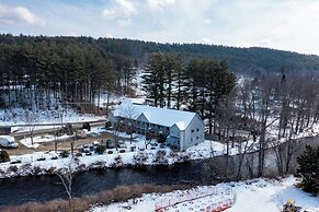 Riverhouse by Weekender (Formerly Jack Daniels Inn)