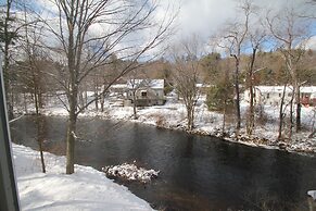 Riverhouse by Weekender (Formerly Jack Daniels Inn)