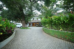 Old Lighthouse Bristow Hotel