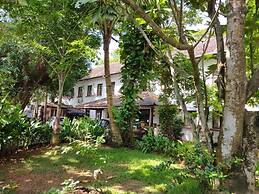 Old Lighthouse Bristow Hotel