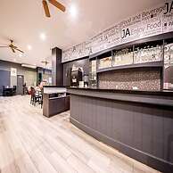 Dancenter Luxury Underwater World Pattaya
