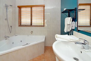 Academy at Botany Motor Inn