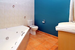 Academy at Botany Motor Inn