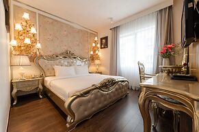 The White Hotel 8A Thai Van Lung