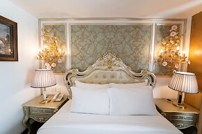 The White Hotel 8A Thai Van Lung