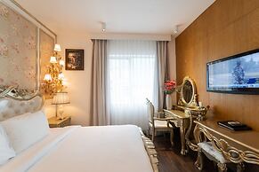 The White Hotel 8A Thai Van Lung