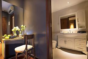 The White Hotel 8A Thai Van Lung