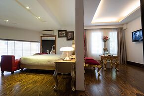 The White Hotel 8A Thai Van Lung