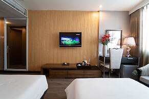 The White Hotel 8A Thai Van Lung