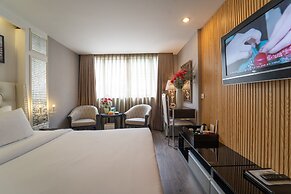 The White Hotel 8A Thai Van Lung