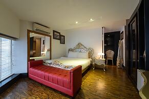 The White Hotel 8A Thai Van Lung