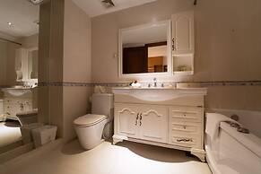 The White Hotel 8A Thai Van Lung