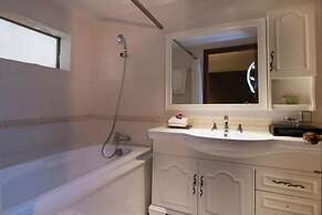 The White Hotel 8A Thai Van Lung