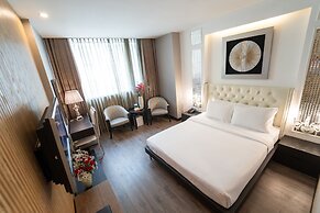 The White Hotel 8A Thai Van Lung