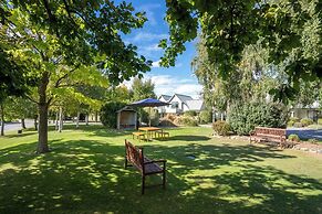 Colonial Manor Motel