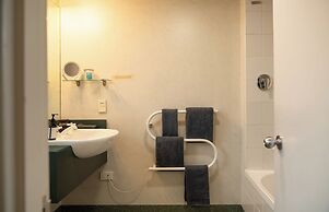 Colonial Manor Motel