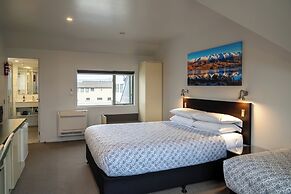 Colonial Manor Motel