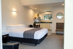 Colonial Manor Motel
