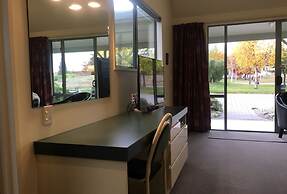 Colonial Manor Motel