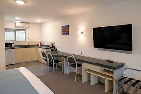 Colonial Manor Motel