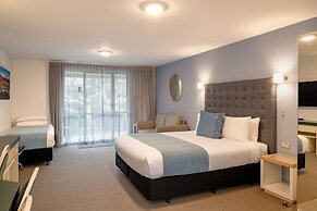 Colonial Manor Motel