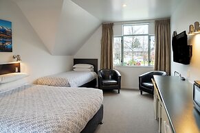 Colonial Manor Motel