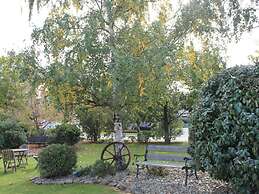 Colonial Manor Motel