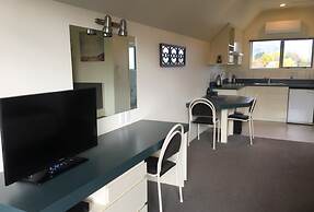 Colonial Manor Motel