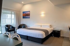 Colonial Manor Motel