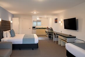 Colonial Manor Motel