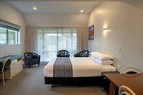 Colonial Manor Motel