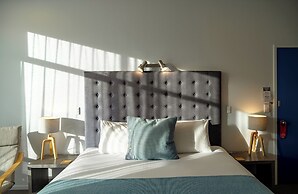Colonial Manor Motel