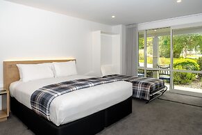 Colonial Manor Motel