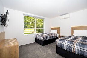 Colonial Manor Motel