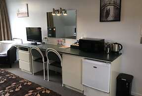 Colonial Manor Motel