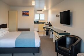Colonial Manor Motel