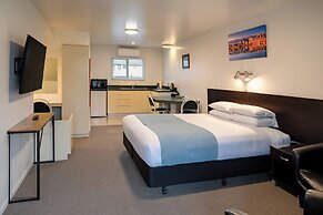 Colonial Manor Motel