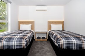 Colonial Manor Motel