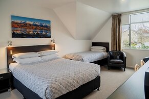 Colonial Manor Motel