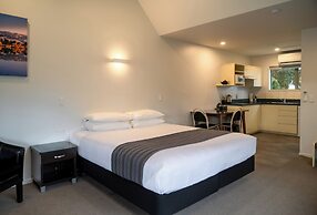 Colonial Manor Motel