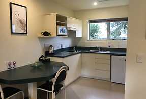 Colonial Manor Motel