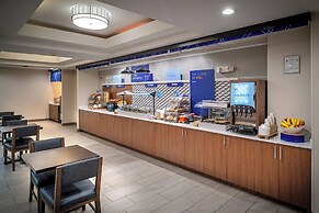 Holiday Inn Express and Suites Fairmont, an IHG Hotel