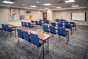 Holiday Inn Express and Suites Fairmont, an IHG Hotel
