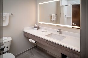 Holiday Inn Express and Suites Fairmont, an IHG Hotel