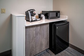 Holiday Inn Express and Suites Fairmont, an IHG Hotel